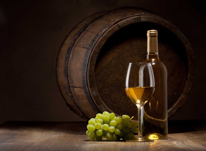 葡萄酒桶白葡萄酒和葡萄