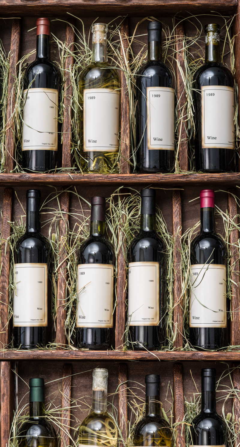 木架上陈列的几排整齐的葡萄酒瓶
