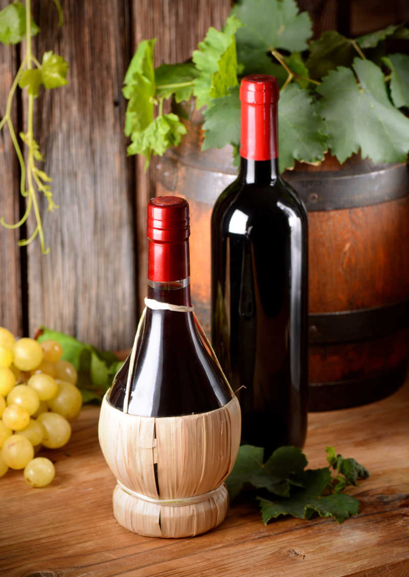 意大利红酒与木桶在木桌上