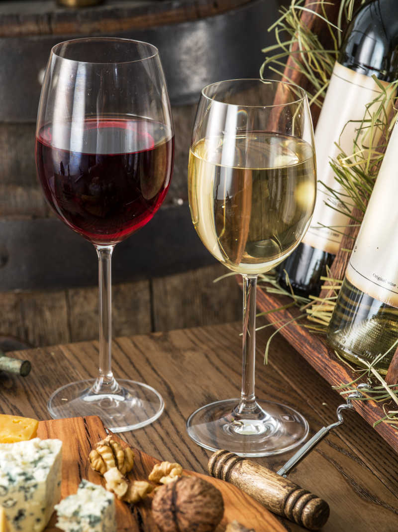 桌上摆放的一杯白葡萄酒和红葡萄酒
