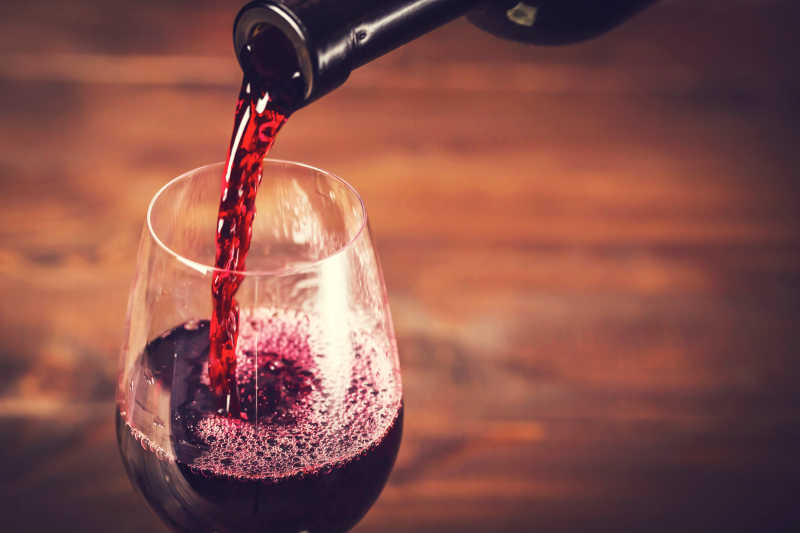 红酒从酒瓶进入酒杯过程