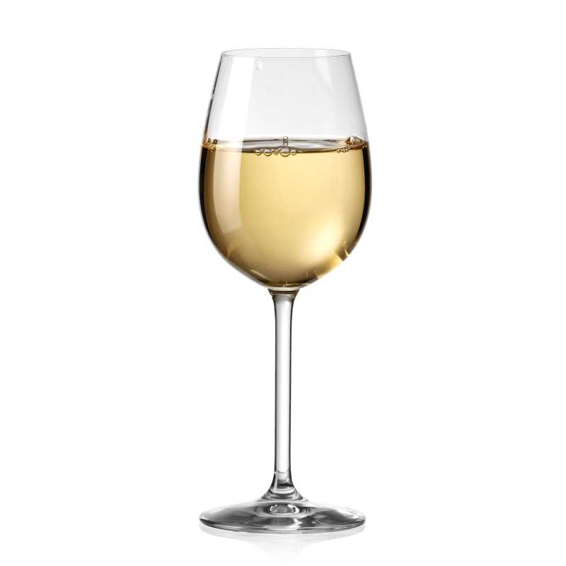 白色背景下的一杯白色的葡萄酒
