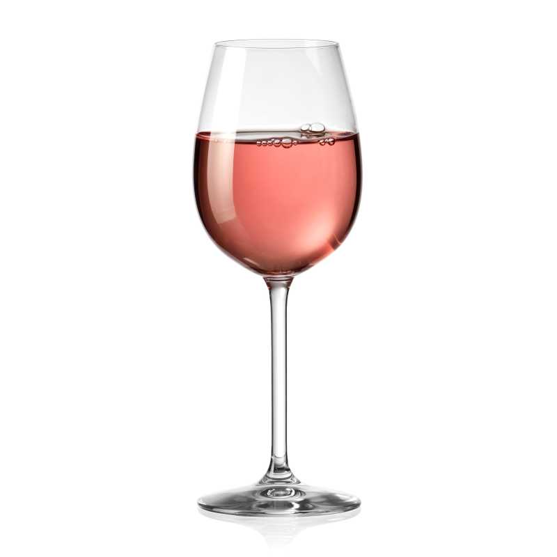 白色背景下的一杯玫瑰红葡萄酒