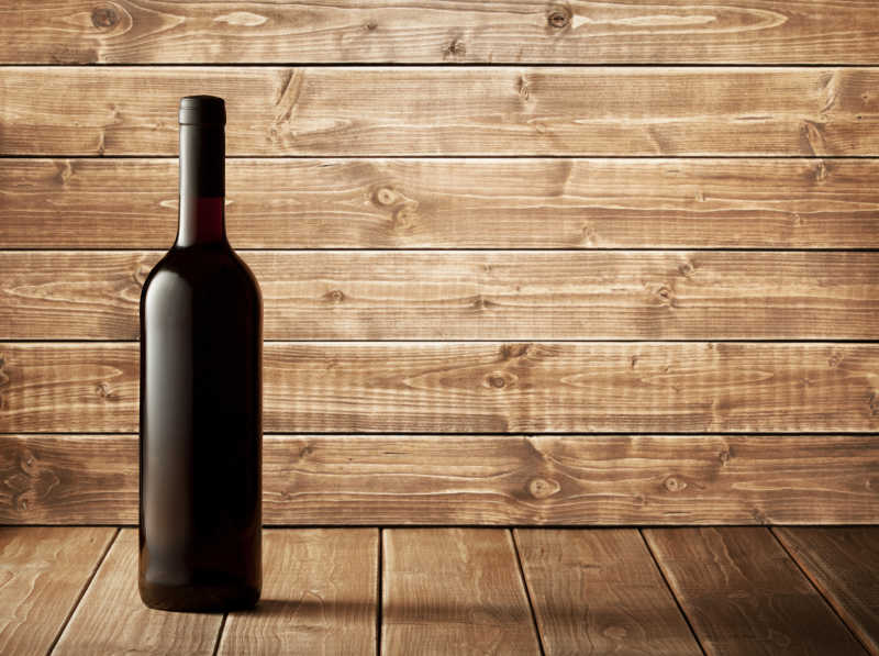 木质背景下的一瓶红酒瓶
