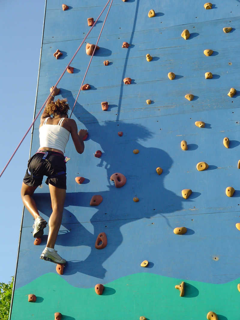 攀岩的年轻女人