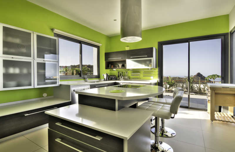 海洋观的现代绿色厨房
