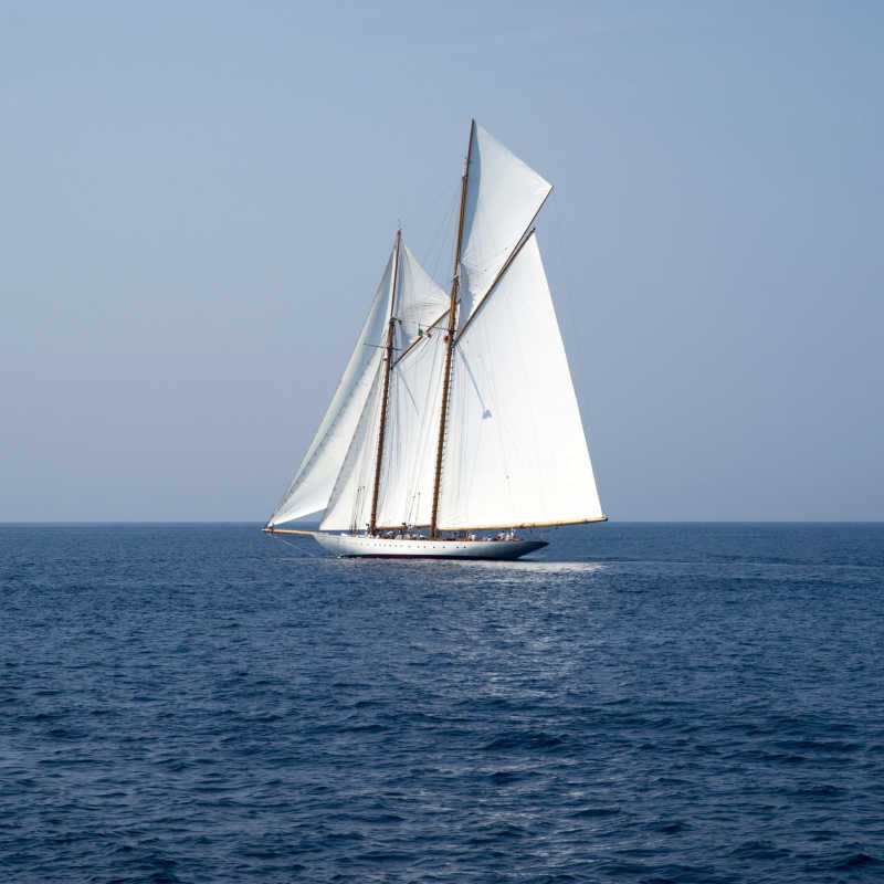 停泊在地中海上的旧式帆船