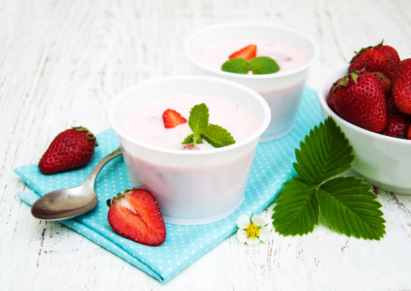 两杯草莓双色酸奶