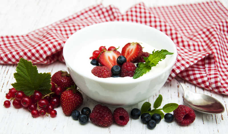 新鲜草莓蓝莓和酸奶