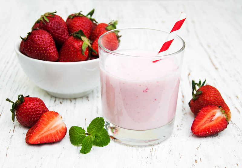 草莓双色酸奶