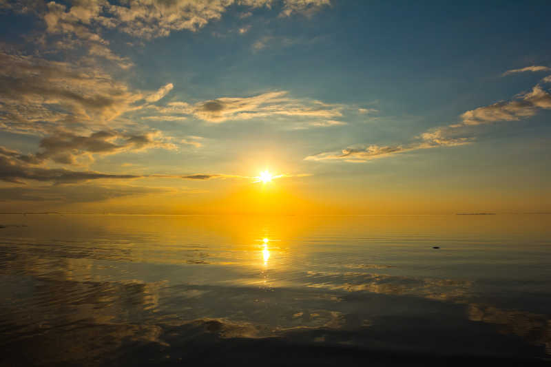 芬兰湾海岸的日落