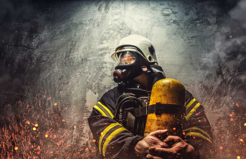 氧气面罩消防员手持黄色氧气罐