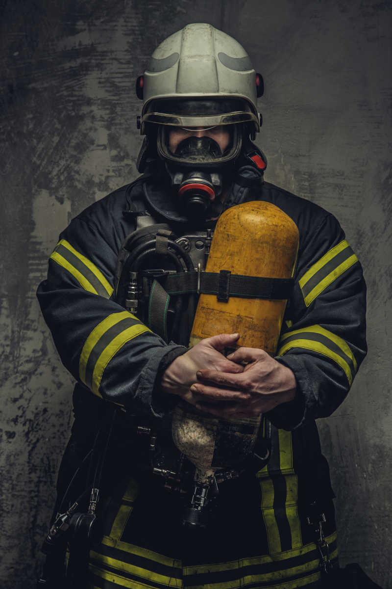 在安全统一举行黄氧罐消防员的肖像