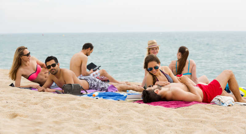 一群年轻人在海滩上晒日光浴