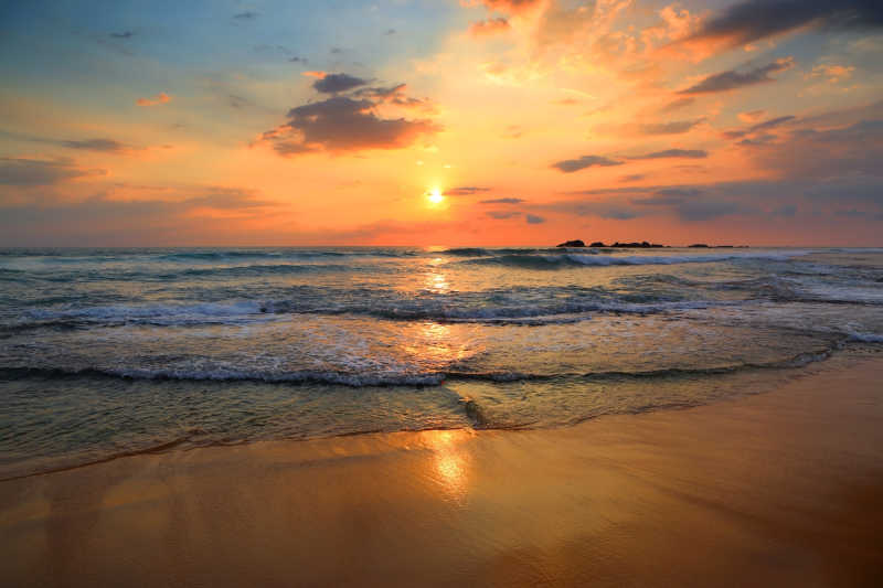 美丽的风景与海滩上的日落