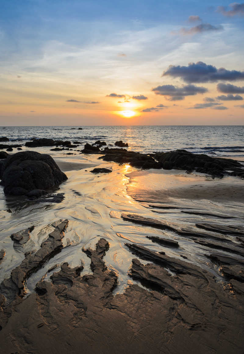 热带的岩石海滩日落