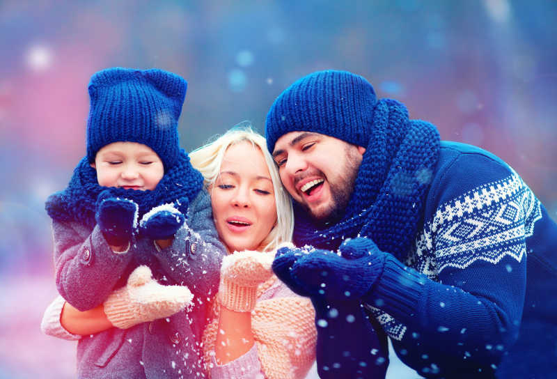 幸福的一家人在看下雪