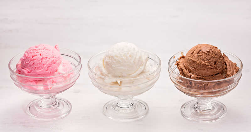 白色桌上的三杯冰淇淋