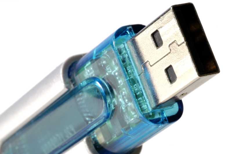白色背景下蓝色的USB
