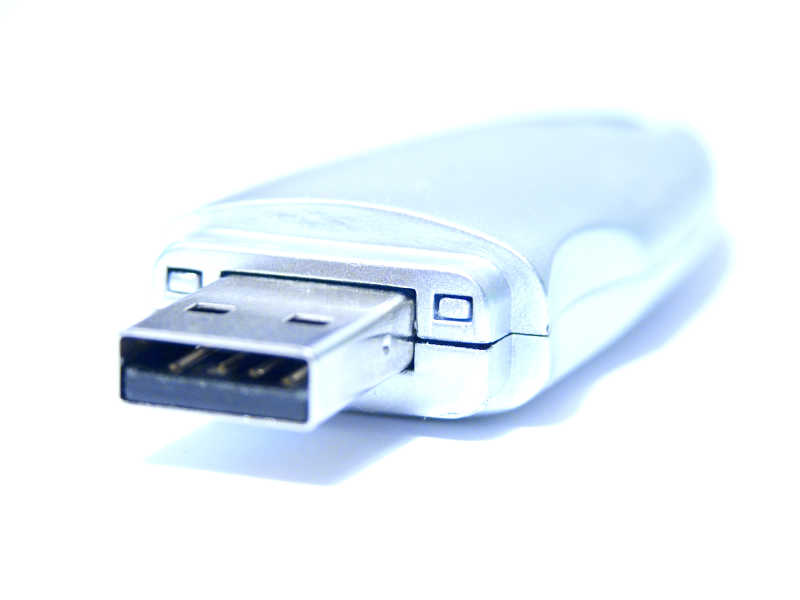 白色背景下银色的USB驱动器