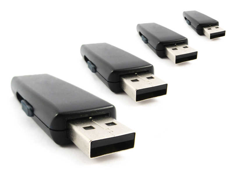 白色背景下多个黑色的USB