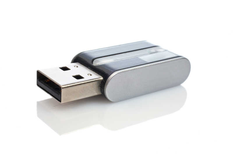 白色背景下精致小巧的USB储存器