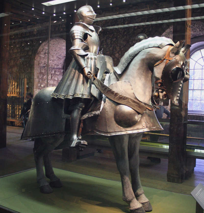 中世纪骑马骑士盔甲
