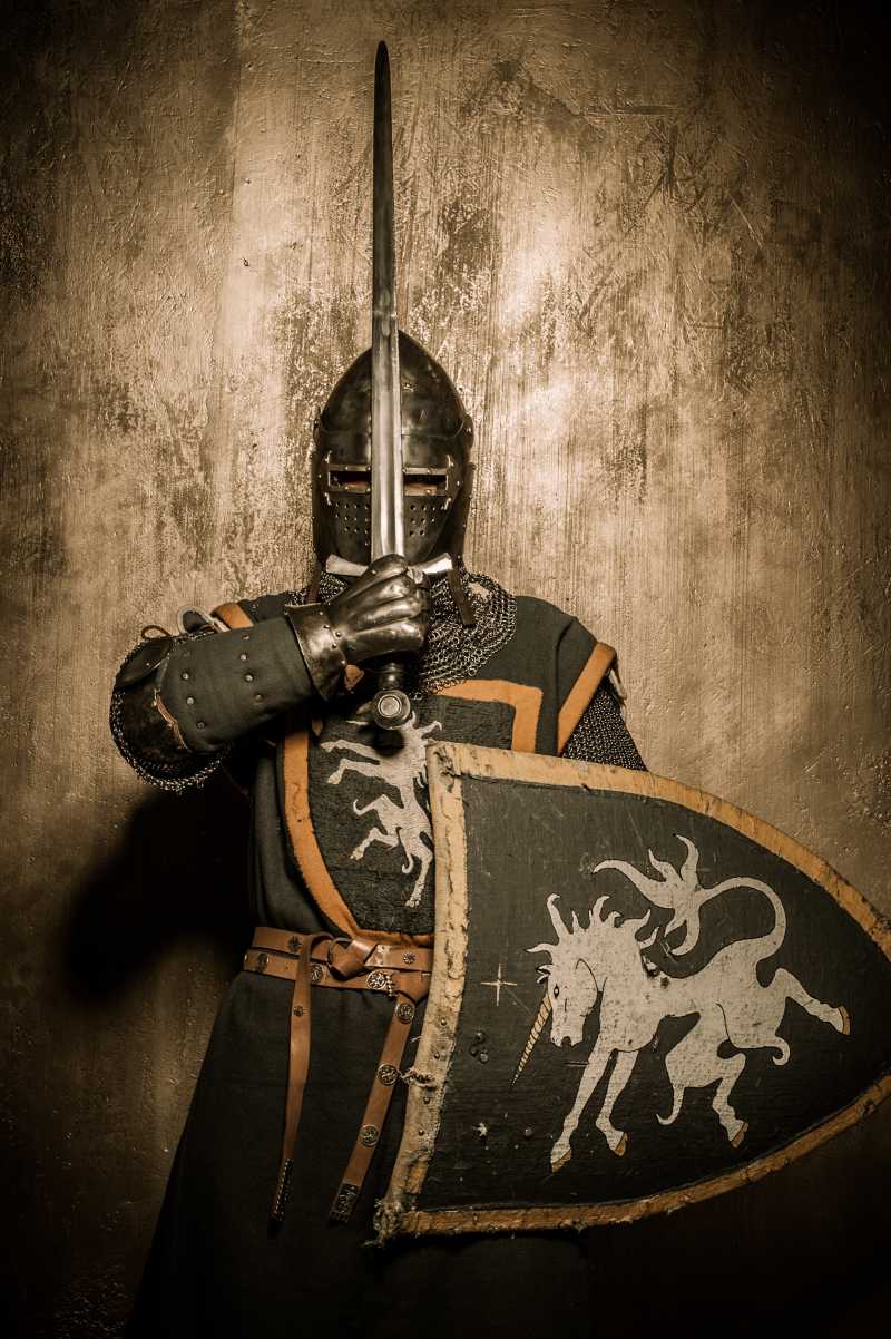 中世纪骑士与盾牌