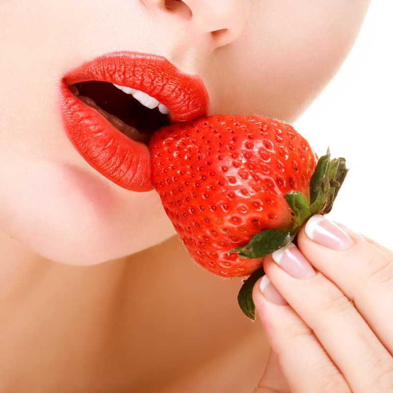 漂亮的嘴唇与草莓特写