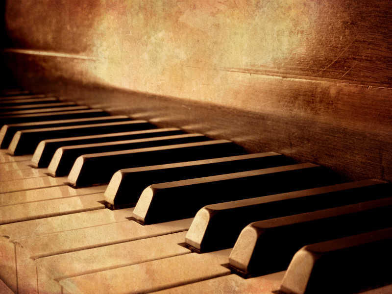 深褐色的钢琴键