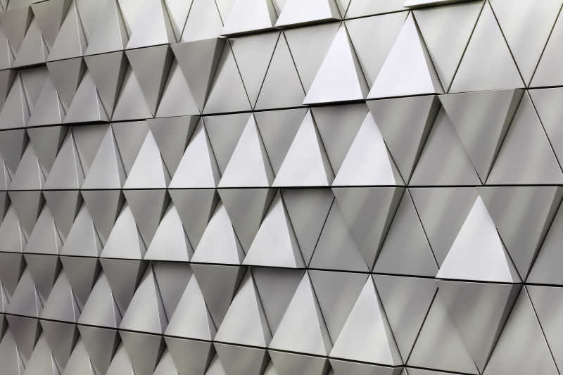 立面上现代铝透气三角形建筑细节