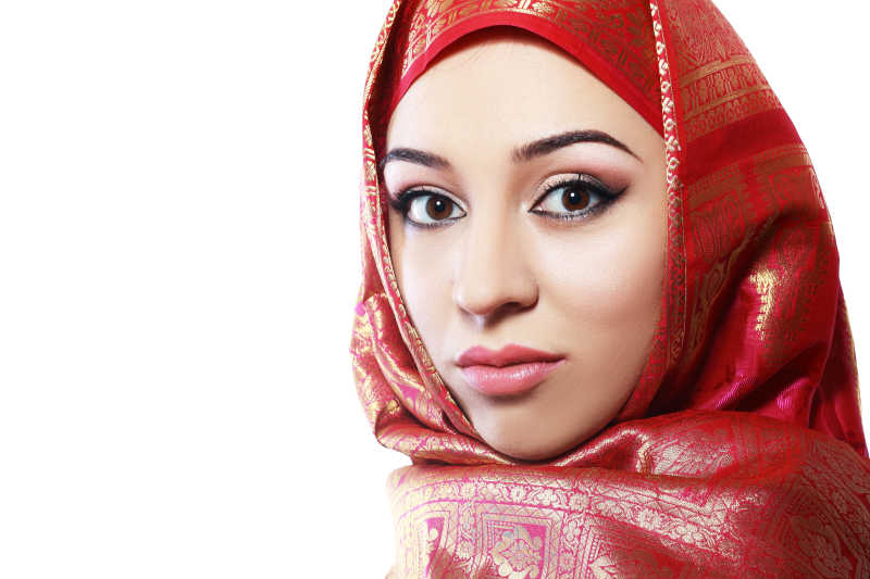 白色背景下的戴着头巾的穆斯林妇女肖像