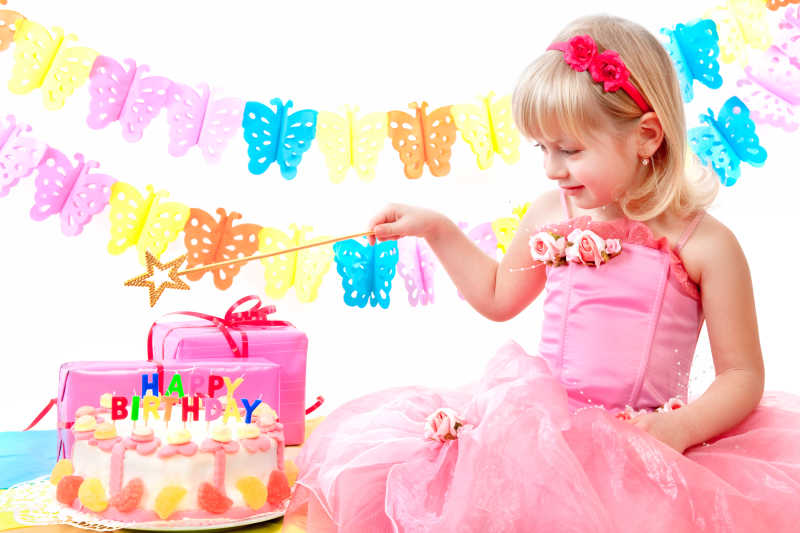 生日聚会上穿粉色裙子的小女孩