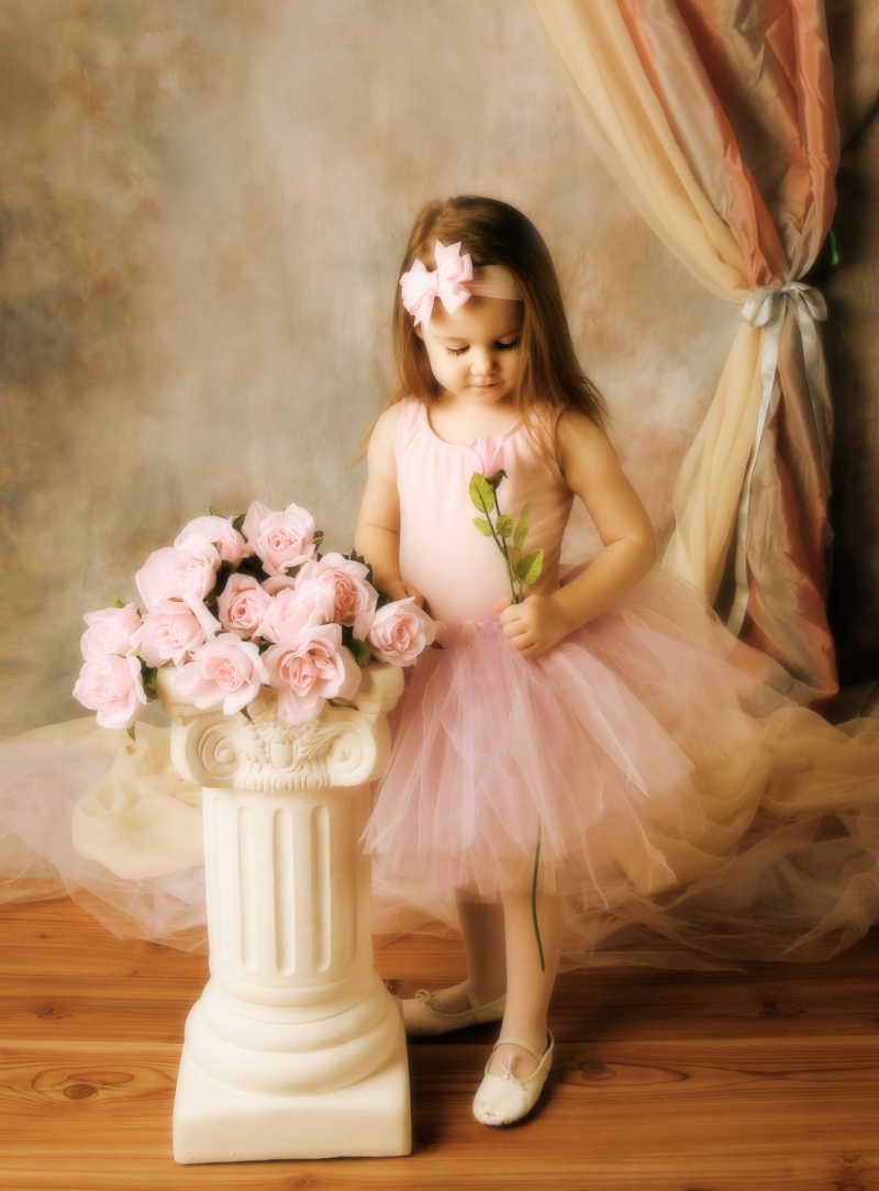 穿着粉色蕾丝裙的可爱小女孩