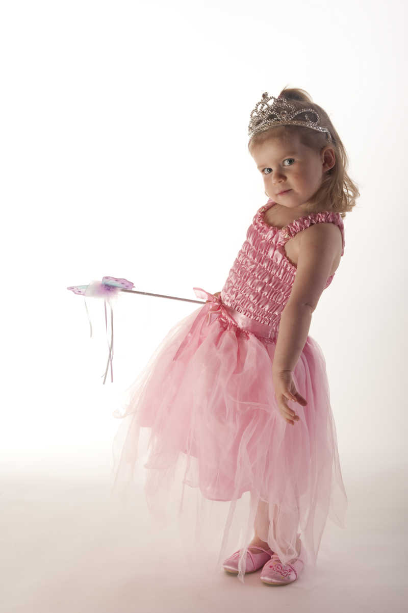 戴皇冠穿粉色裙子的小女孩