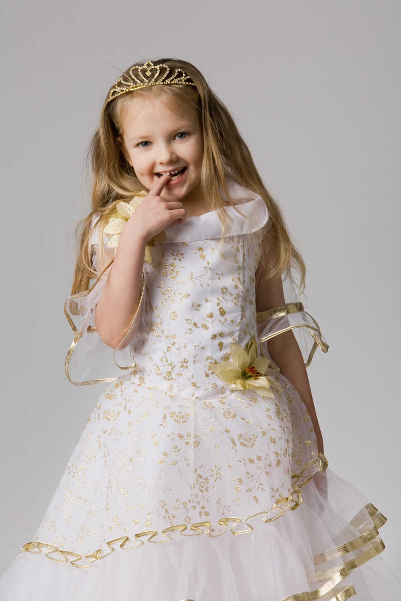 戴皇冠穿白色公主裙的小女孩
