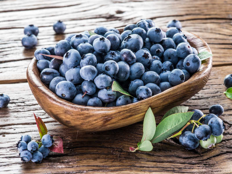 木碗里的新鲜蓝莓