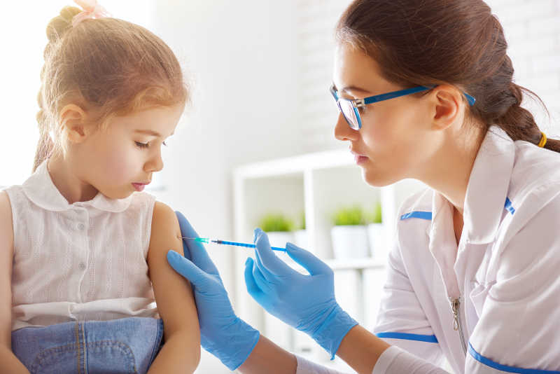 医生正在给孩子接种疫苗
