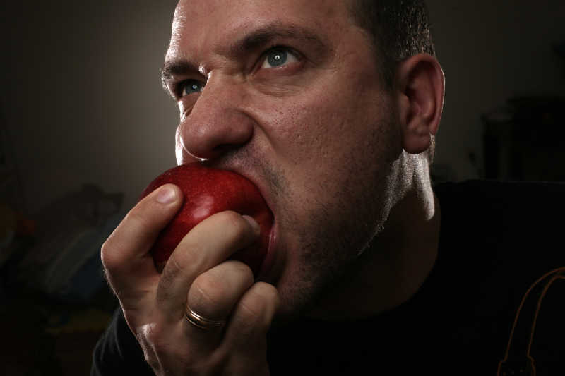 男人大口吃苹果