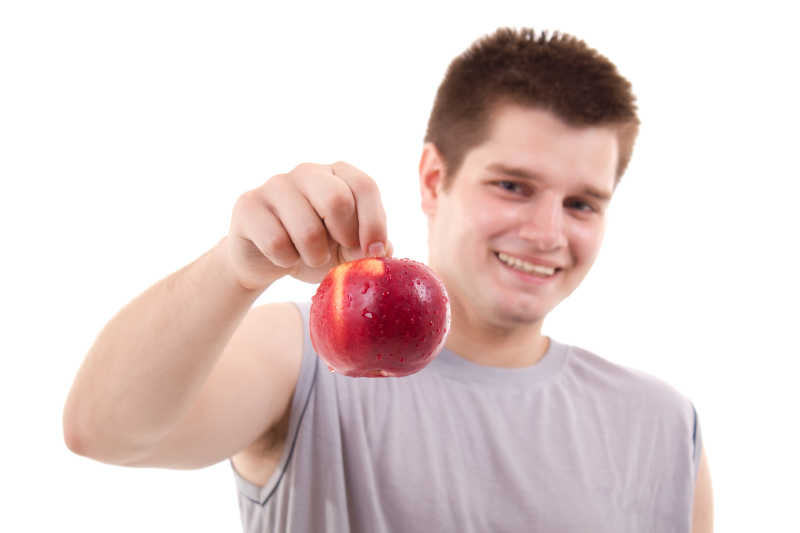年轻男子手拿红苹果