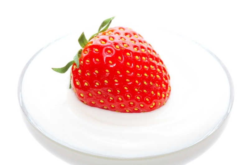 玻璃碗酸奶油中的Strawberry