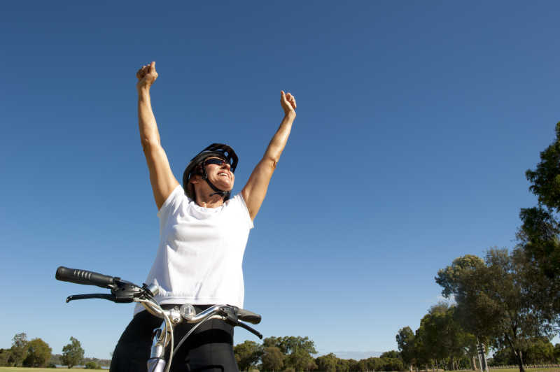 健康快乐的女自行车运动员活动自行车