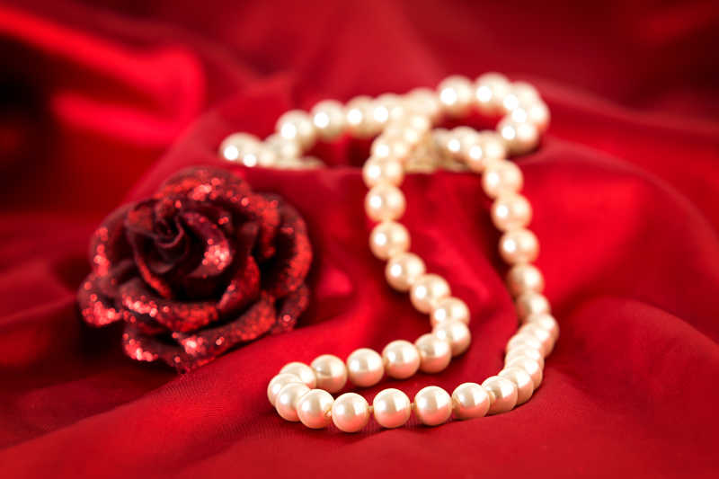 珍珠项链和红玫瑰
