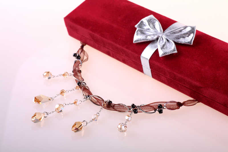 水晶项链和礼品盒