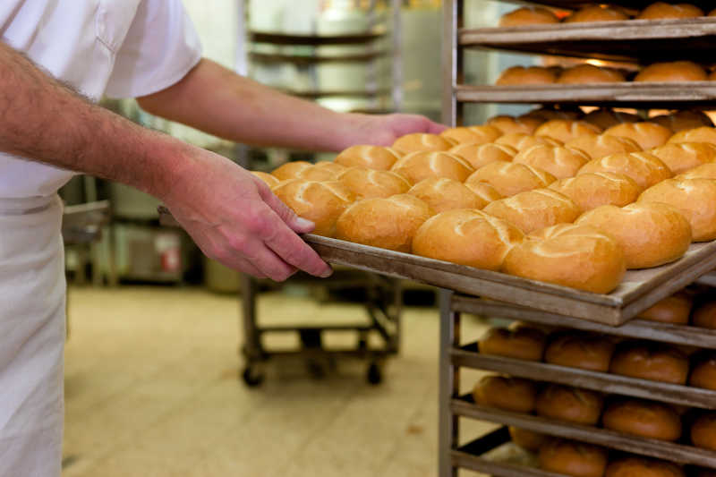 Baker在他的面包店拿面包