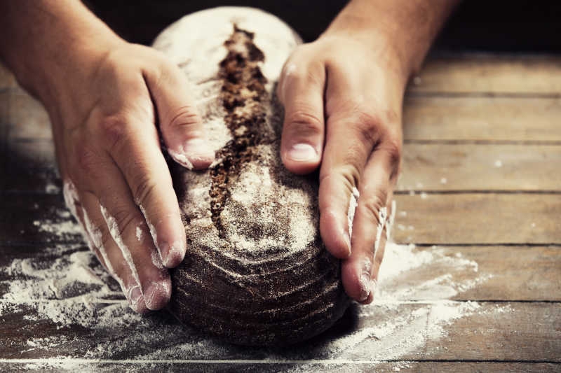 Baker拿着面包的手