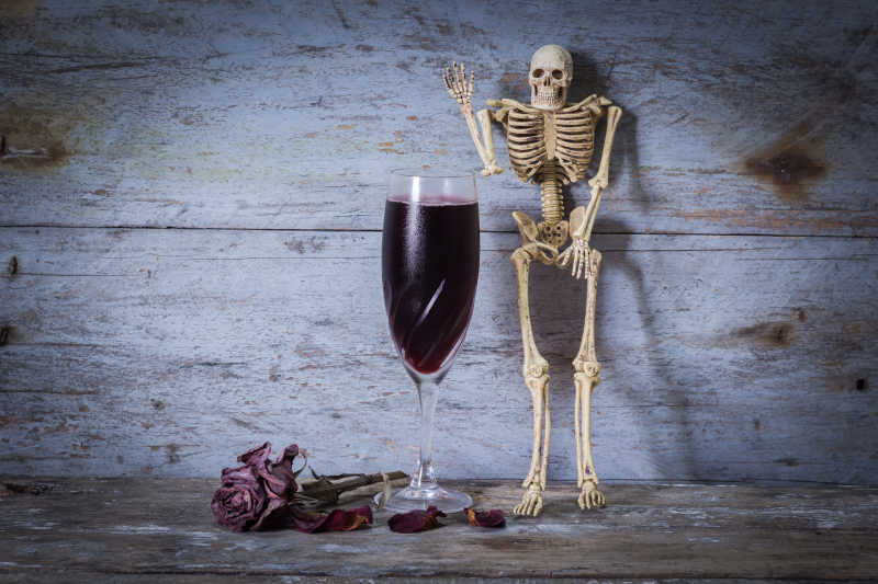 人体骨骼与葡萄酒