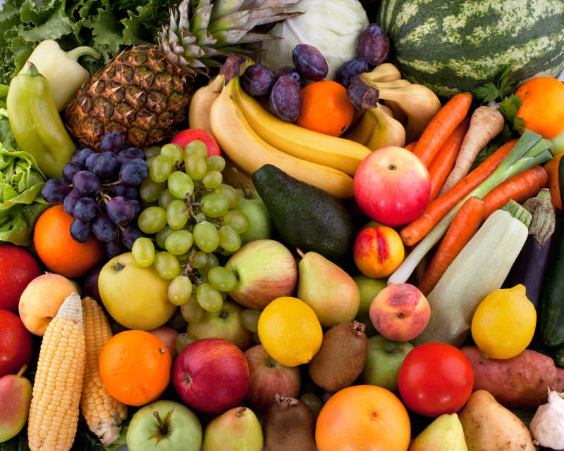 含各种维生素的蔬菜和水果