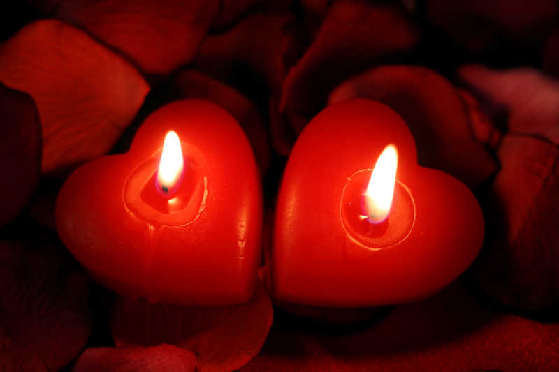 一对心形的红色蜡烛