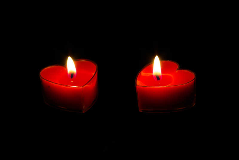 一对燃烧的心形蜡烛展示着心灵的和谐
